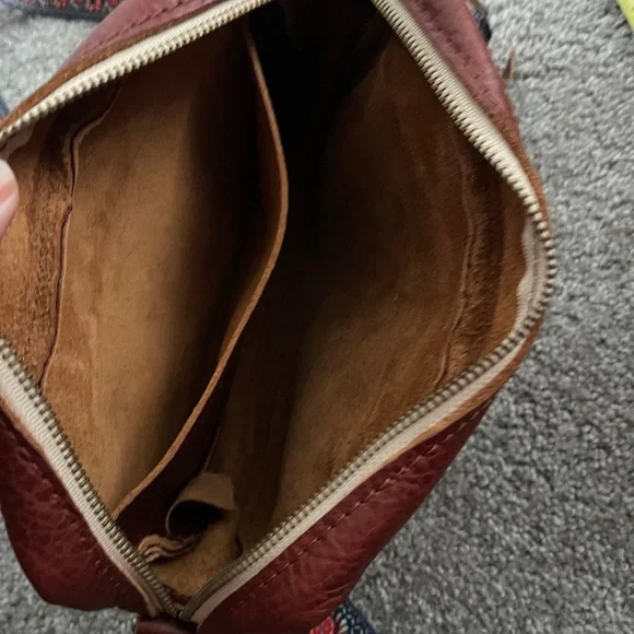 Portland Leather Crossbody Bag with Adjustable Strap - Picture 3 of 3